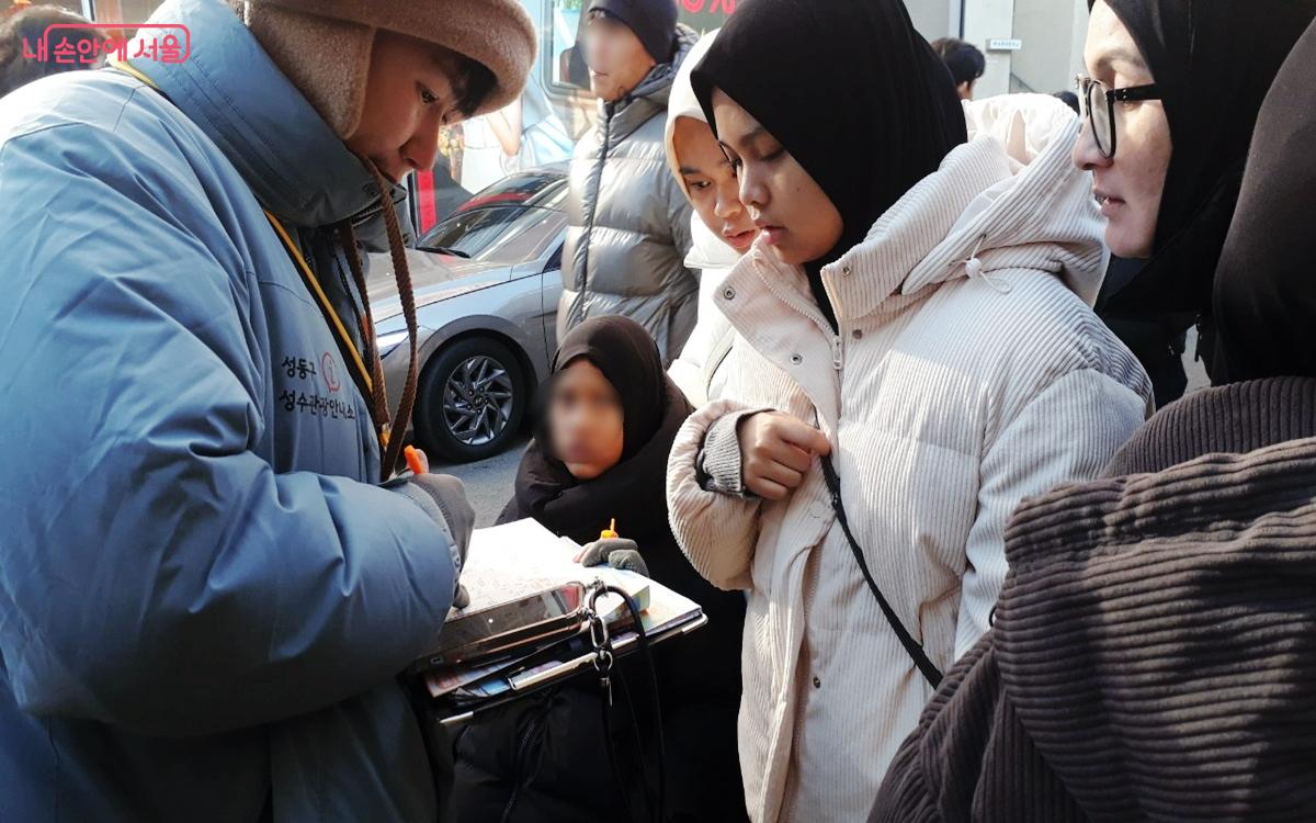 '성수동 움직이는 관광안내소'는 정확하고 친절한 관광안내로 큰 호응을 얻고 있다. ©엄윤주