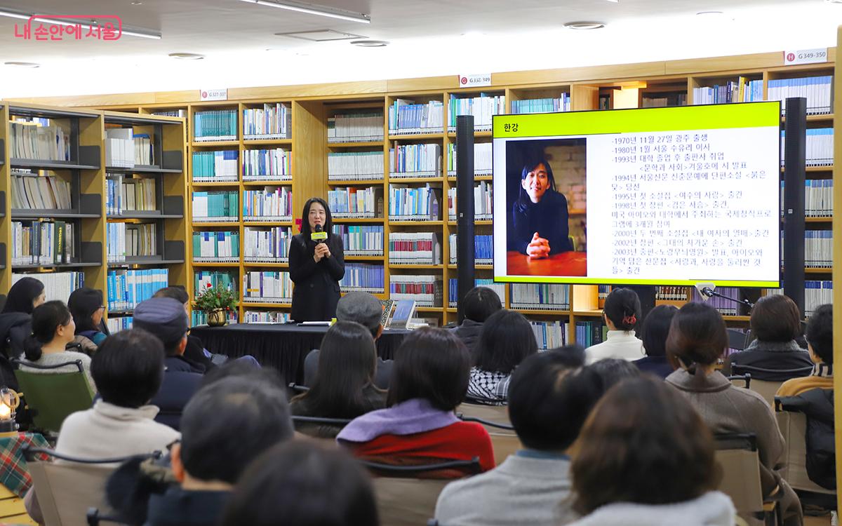 강지희 문학평론가는 한강 작가의 대표작 <소년이 온다>와 <작별하지 않는다>의 숨겨진 주제에 대해 강연했다. ©이혜숙