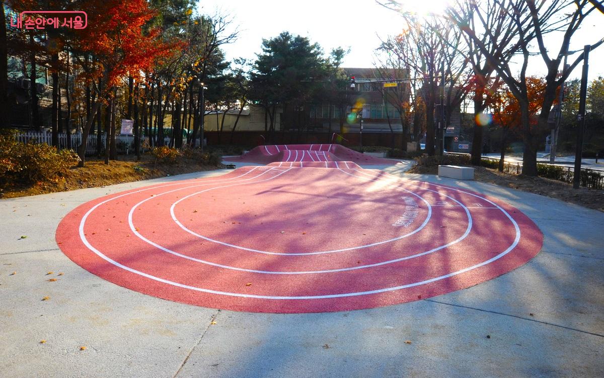 순환형 산책로를 겸한 다양한 연계 프로그램을 할 수 있는 운동 공간 ⓒ조수봉