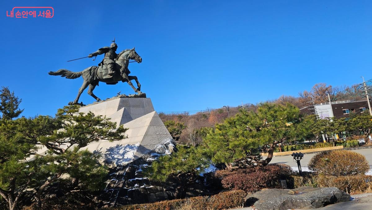 서울둘레길 11코스 낙성대공원에 설치된 강감찬 장군 동상 ©최용수