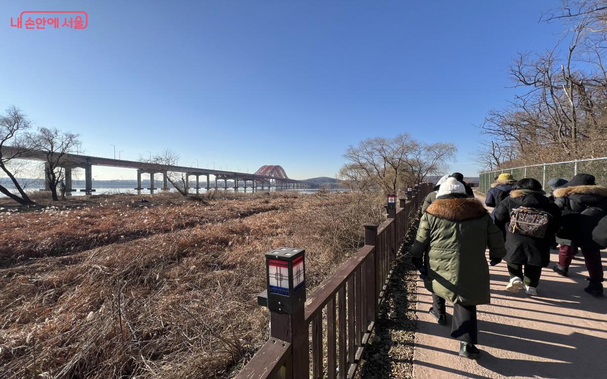 탐조 모니터링 활동 참여자들은 강변을 따라 걸으며 주변 생태를 관찰했다. ©박지영