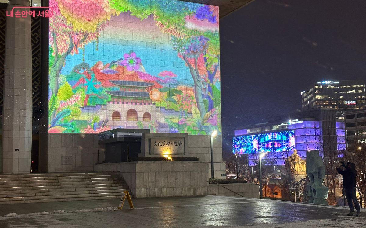 대형 벽면 옆 벽면에서도 영상이 송출된다. ©김재형