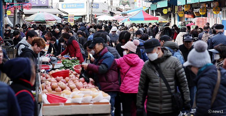 설 성수품과 농축수산물을 최대 30%를 할인 판매하는 ‘2025 설 명절 특별이벤트’가 서울 내 60개 전통시장에서 진행된다.