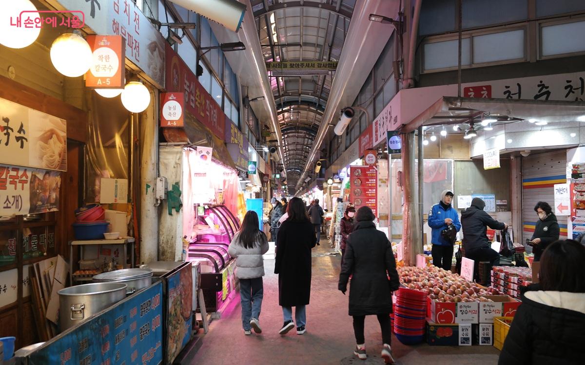 설을 앞두고 서울시는 전통시장 활성화를 위해 다양한 지원 행사를 진행하고 있다. ©최현우