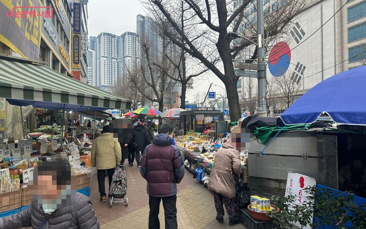 경동시장과 청량리종합시장 등 전통시장이 밀집돼 상당히 복잡하다. ©김재형