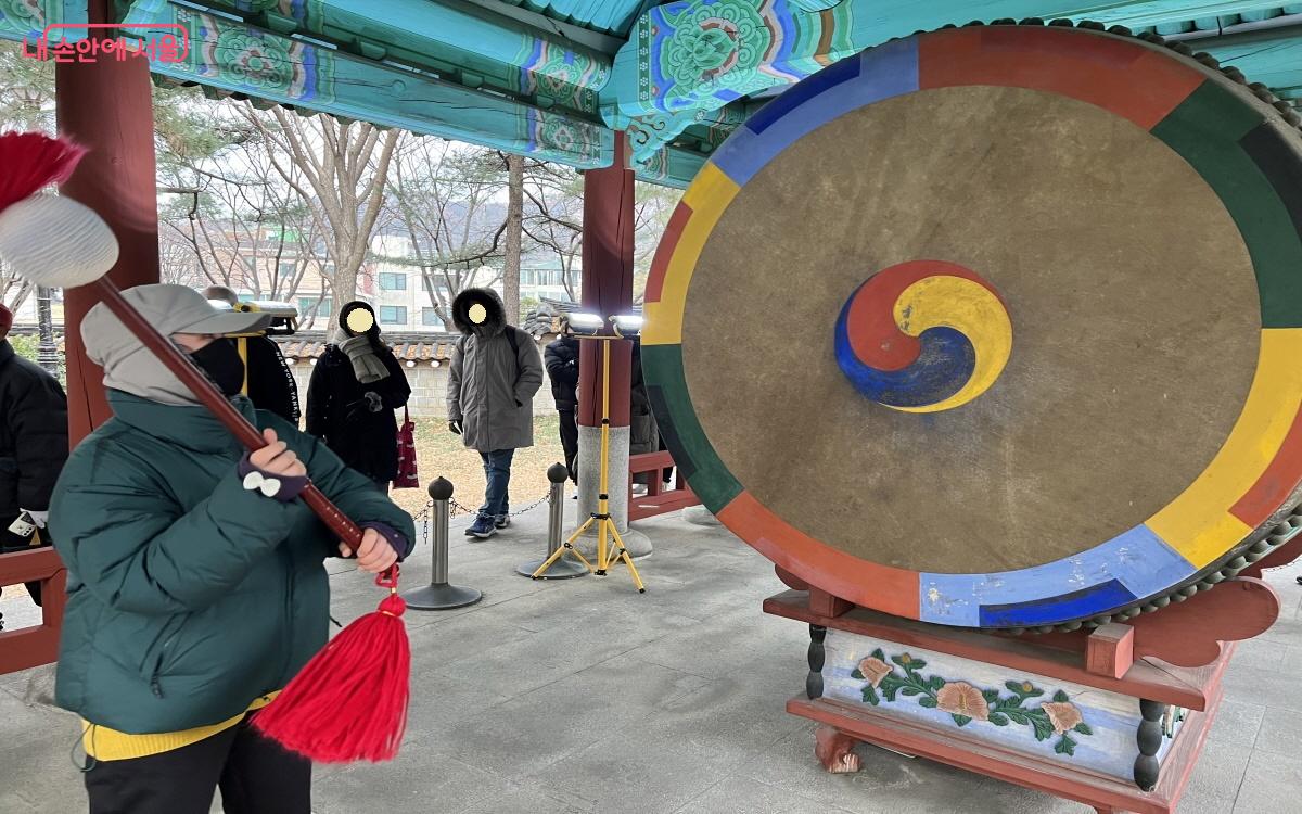 청와대 분수광장 대고각에서 진행된 새해맞이 북치기. 소망을 가득 담아 북을 힘껏 칠 때 모든 액운이 사라지는 기분이었다. ©박지영 