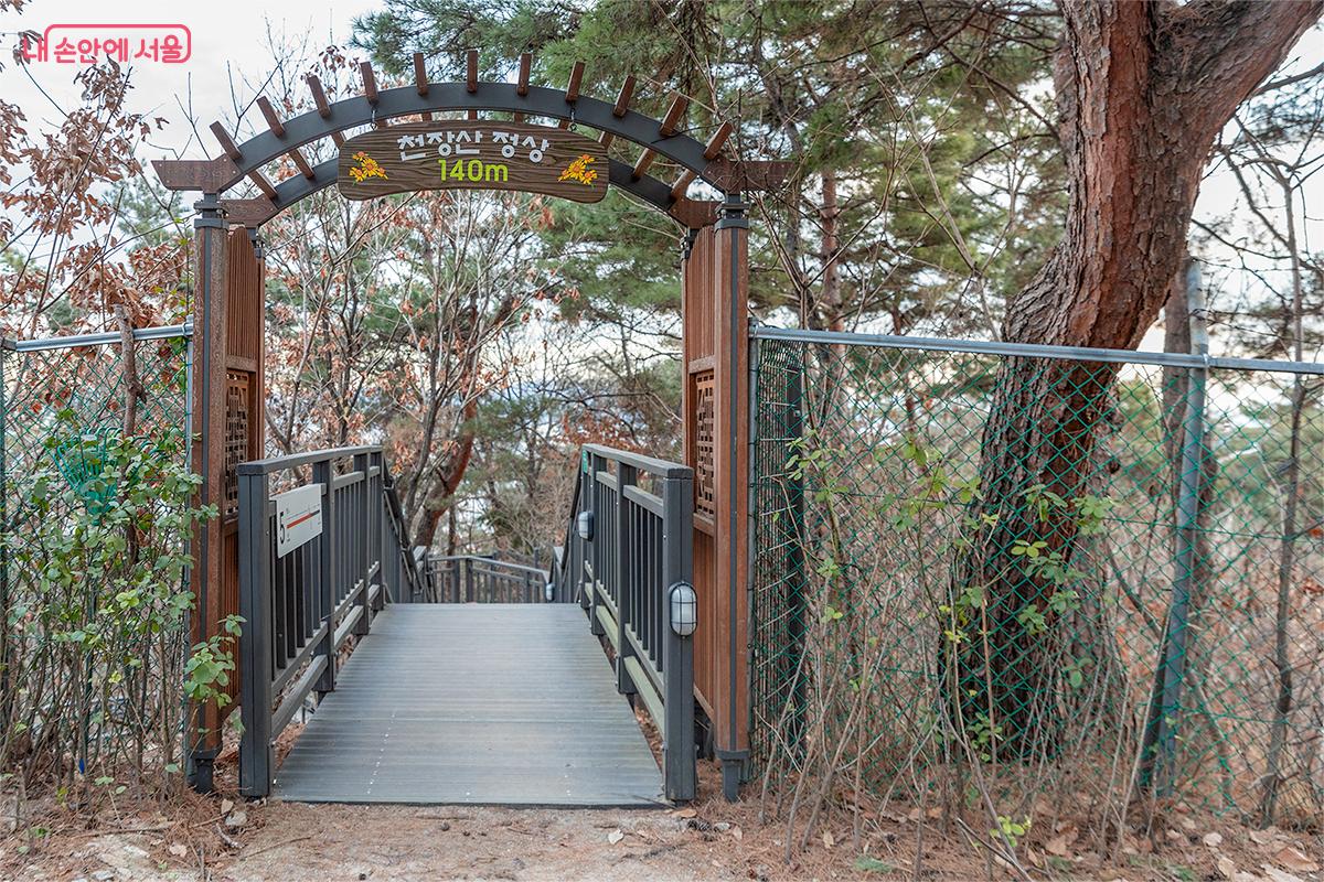 140m 천장산 정상이다. 왼쪽으로 군사시설이 있어 이 일주문을 지나 하산하거나 되돌아가야 한다. ©문청야