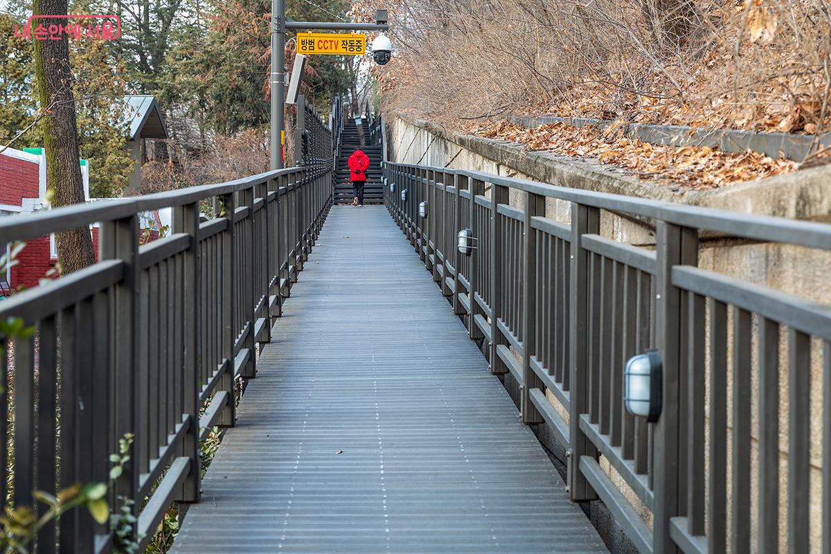 천장산 하늘길은 저시각자 배려 등산로로 총 1.76km 길이의 데크 계단과 흙길, 야자 매트길로 조성되어 있다. ©문청야