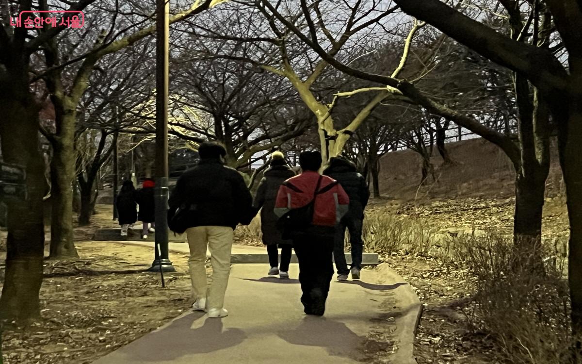 해맞이에 참여하기 위한 주민들이 각 방향에서 청운공원으로 모여들었다. ©박지영 