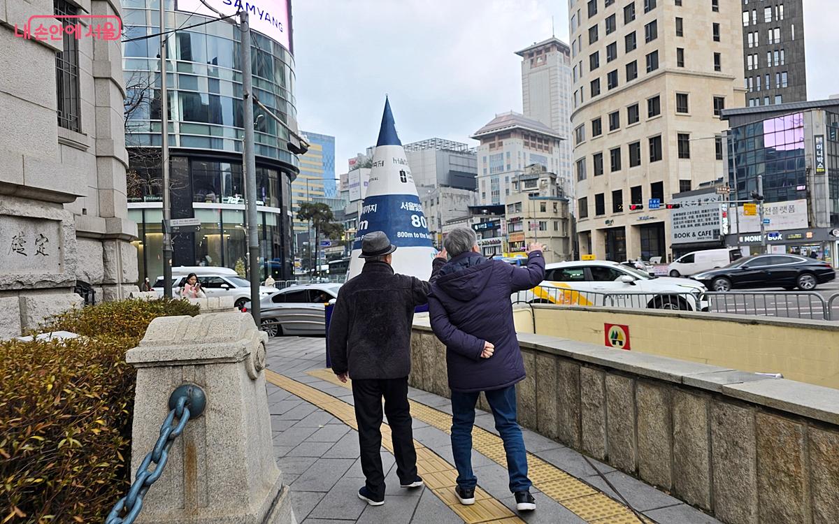 3명이 지나기에 비좁아 보이는 길. 조금만 더 넓었으면 싶다. ©김윤경