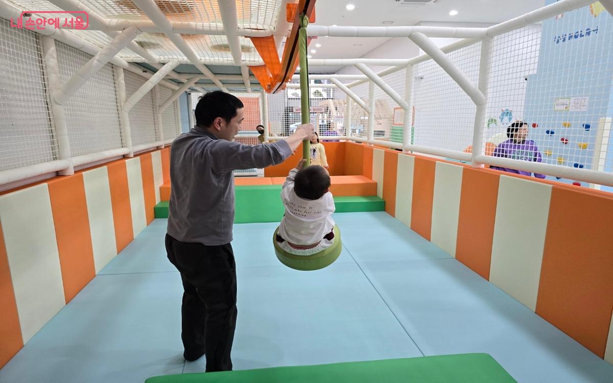 짚라인 놀이기구는 키 100m 이상 아동이 이용가능한 시설로, 도봉2동 2호점 내에서 아이들이 가장 좋아하는 놀이 시설 중 하나다. ©강사랑