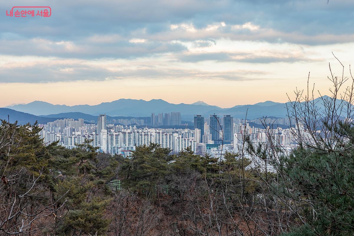 북한산의 봉우리가 파노라마처럼 펼쳐지는 풍경이 기대 이상이다. ©문청야