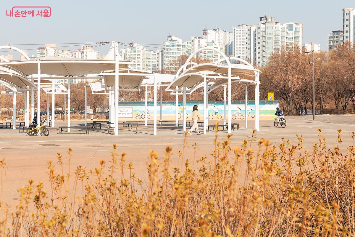 자전거 공원에는 앉을 수 있는 벤치와 그늘막이 설치되어 있다. ©문청야