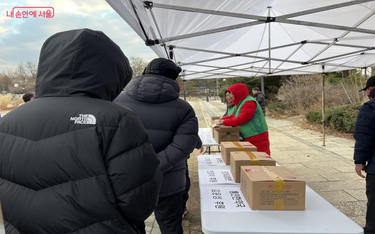 동네 주민이 주민을 위해 준비해 준 백설기 떡으로 새해 새아침을 따뜻하게 맞이했다. ©박지영