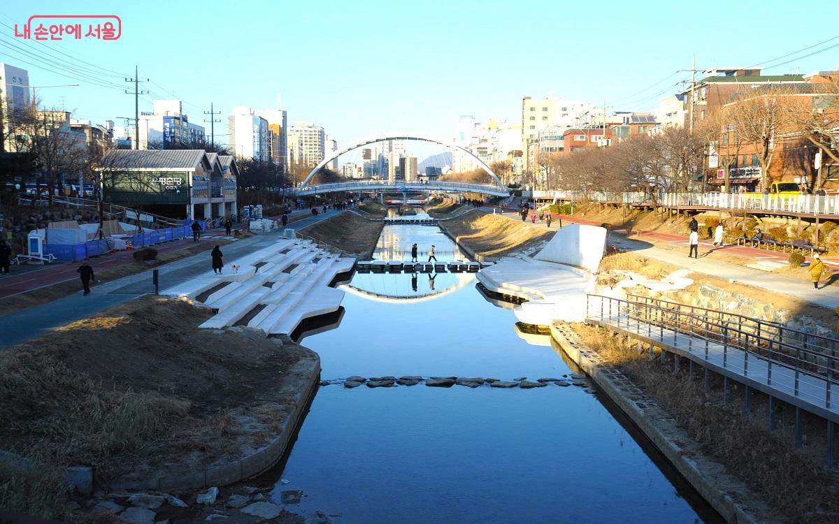 은평구 불광천 수변활력거점이 ‘신응교~레인보우교’ 구간에 조성됐다. ⓒ조수봉