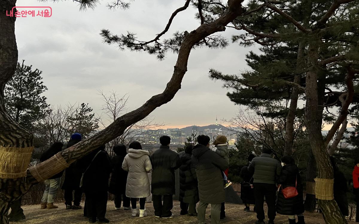 윤동주 시인의 언덕에 해맞이를 위해 자리한 주민들 ©박지영 