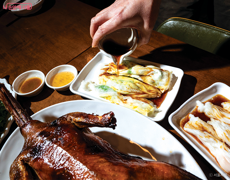 창펀은 홍콩식 간장소스를 곁들여 먹어야 제맛이다.