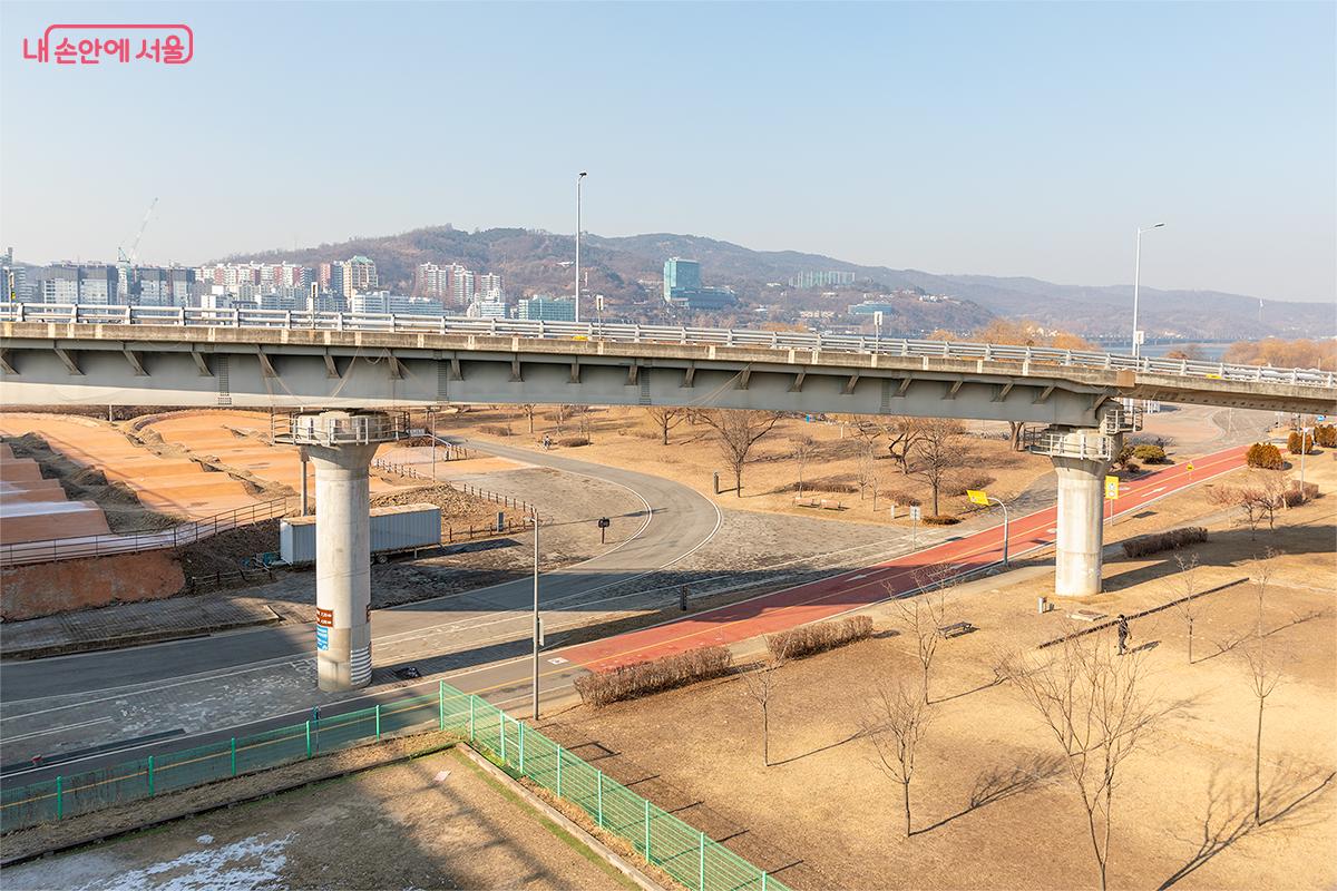 광나루한강공원은 시민들이 운동을 즐기고, 여유로운 시간을 보낼 수 있는 장소이다. ©문청야