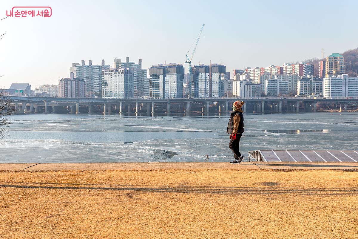 꽁꽁 언 한강을 바라보며 운동하는 시민 ©문청야