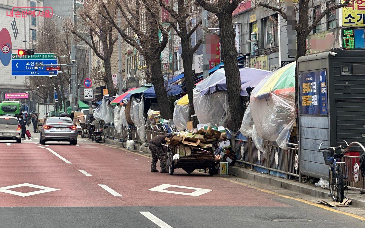 도로변에 천막으로 만들어 자칫 위험해 보이는 기존 노점. 정비된 노점의 풍경과 사뭇 다르다. ©김재형 