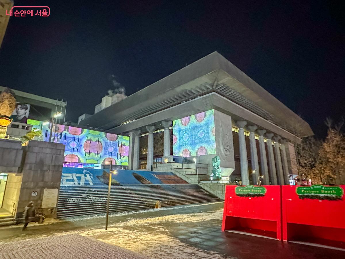 겨울의 차가움 속에서도 따뜻한 빛과 이야기를 통해 희망과 생동감을 피워내는 메시지를 담고 있다. ©이병문