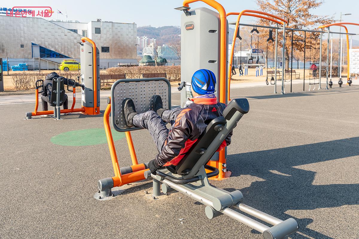 한강 헬스장을 찾은 한 시민이 레그프레스 동작을 취하고 있다. ©문청야