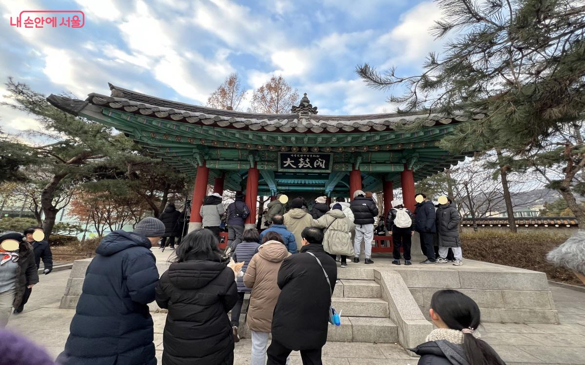 대고각 북을 치기 위해 도보나 대중교통으로 청와대 분수광장으로 이동했다. ©박지영