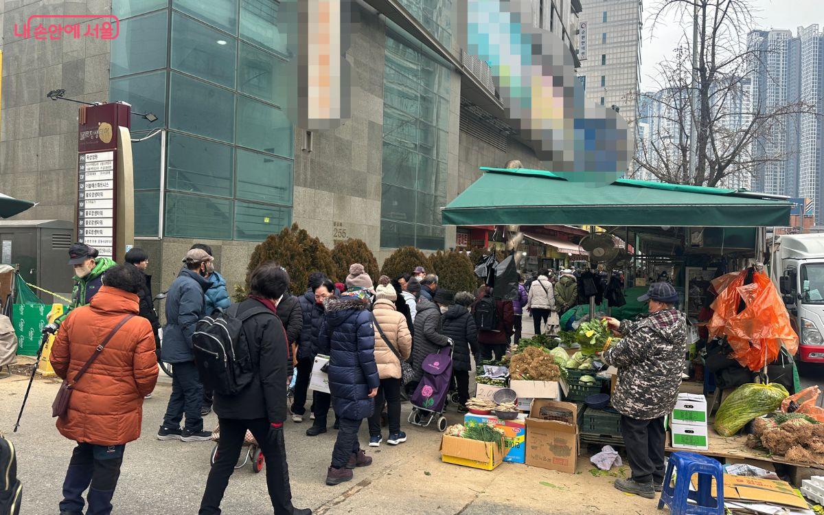 동대문구 제기동역에서는 다양한 노점들이 운영되고 있다. ©김재형