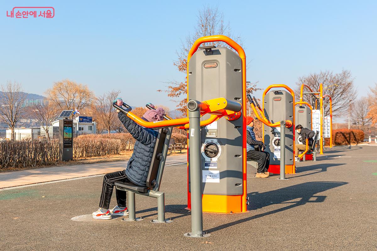 한강 헬스장은 운동기구를 산뜻한 색상으로 칠하고 고무로 된 탄성 포장재로 바닥재를 마무리해 모던한 공간으로 조성했다. ©문청야