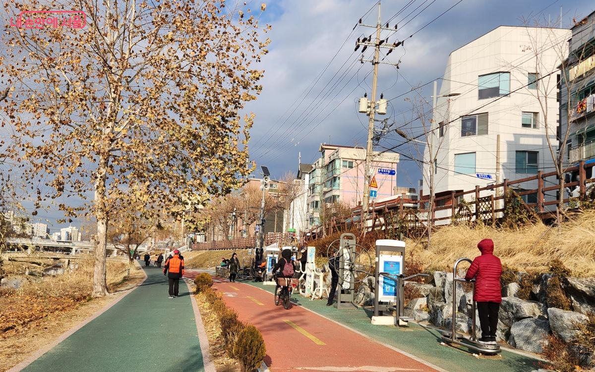 주민들은 불광천변을 산책하고, 운동시설을 이용하고, 자전거를 타고 지나간다. ©김미선