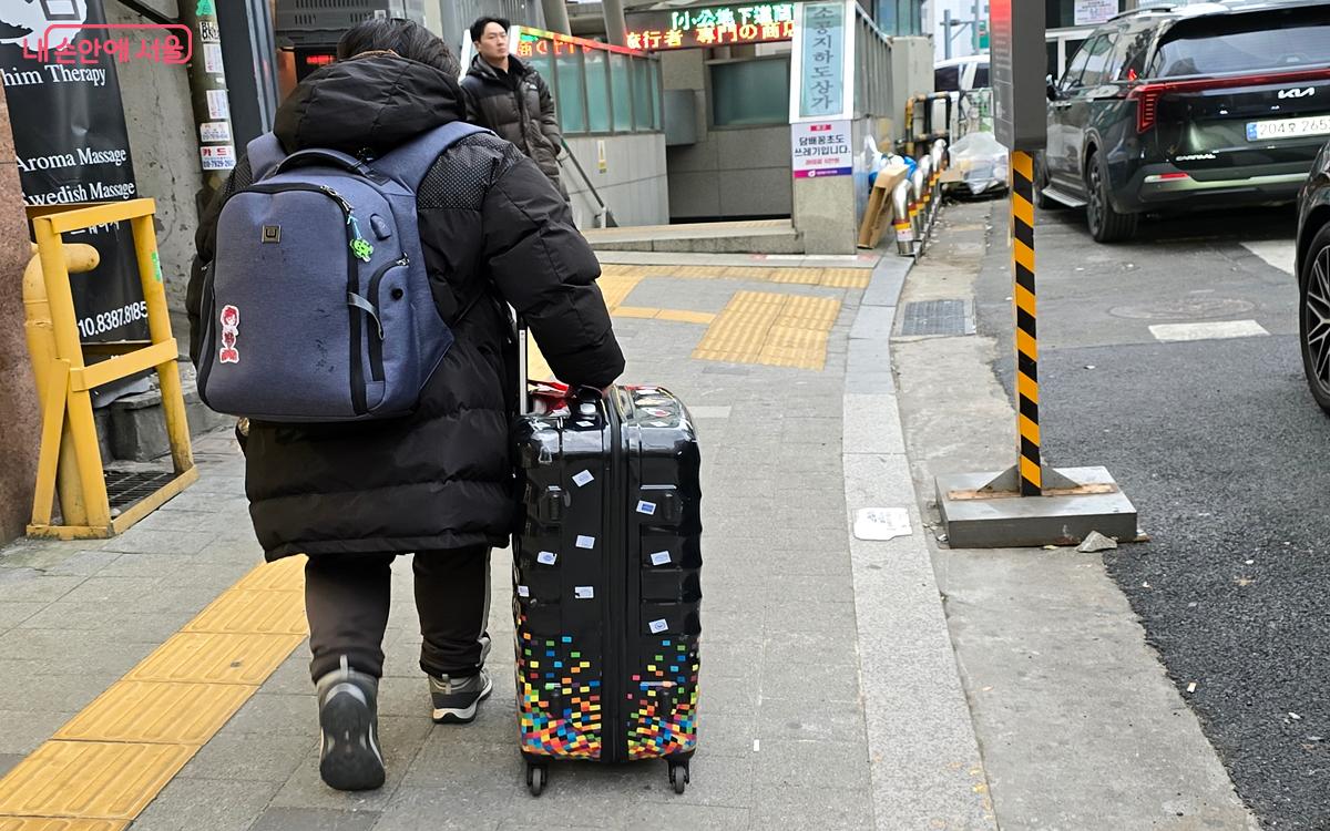 캐리어를 끌고 다니는 관광객들에게는 걷기 쉬운 길이 더없이 고맙다. ©김윤경