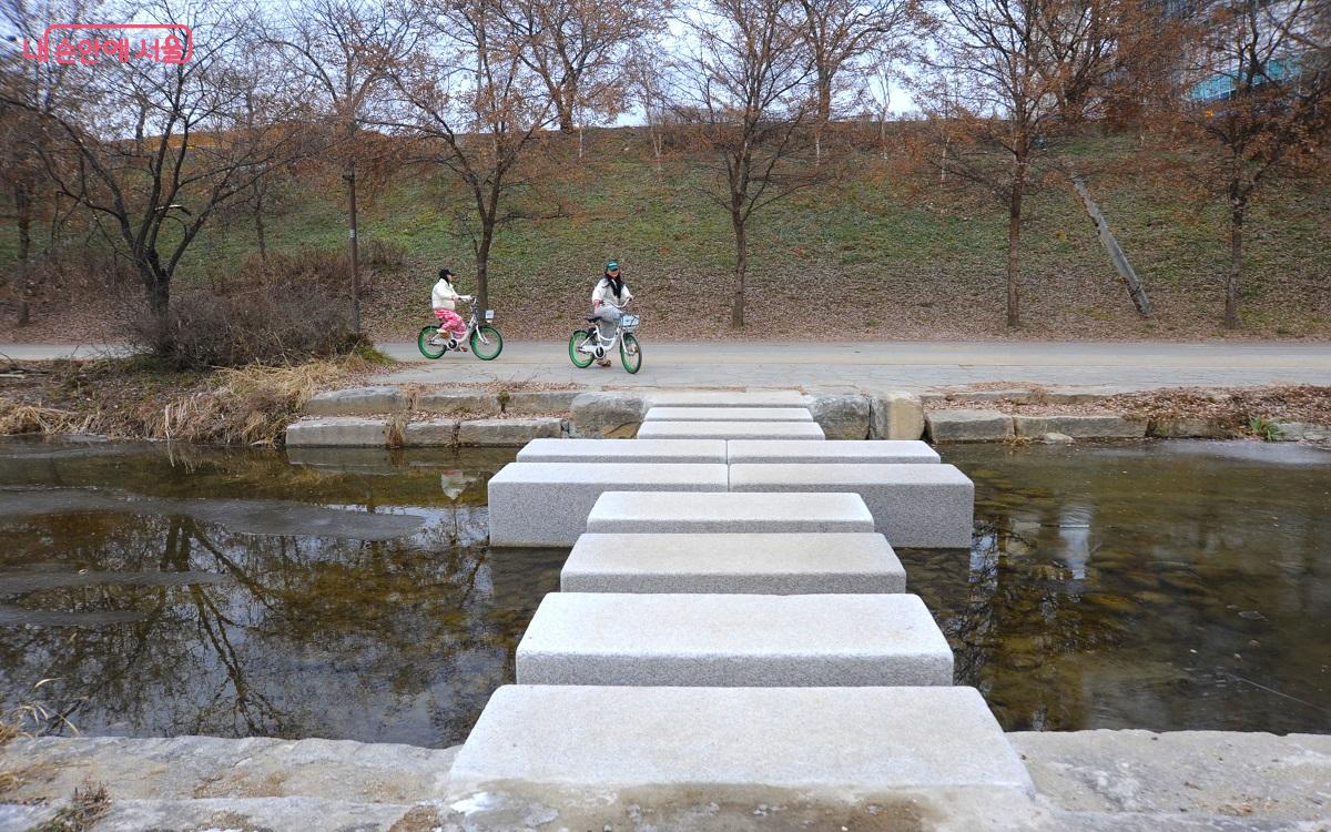 넓게 설치된 징검다리는 자전거를 들고 안전하게 건널 수 있다. ⓒ조수봉