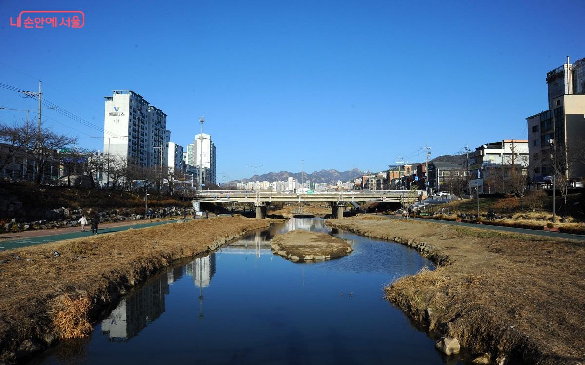 ‘해담는 다리’에서 바라다본 불광천과 증산2교 ©조수봉