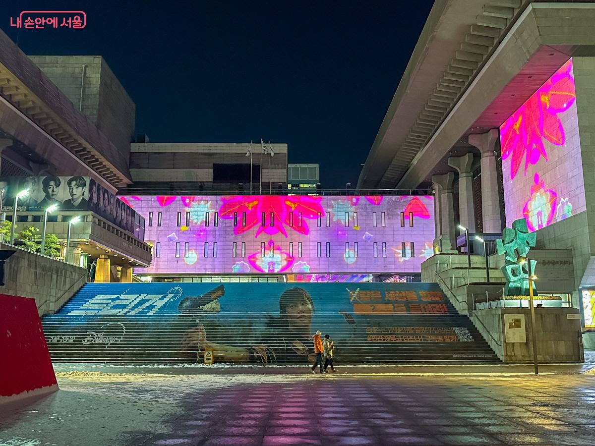 세종문화회관 전면과 측면부에 투사하는 방식의 대형 미디어파사드 전시이다. ©이병문