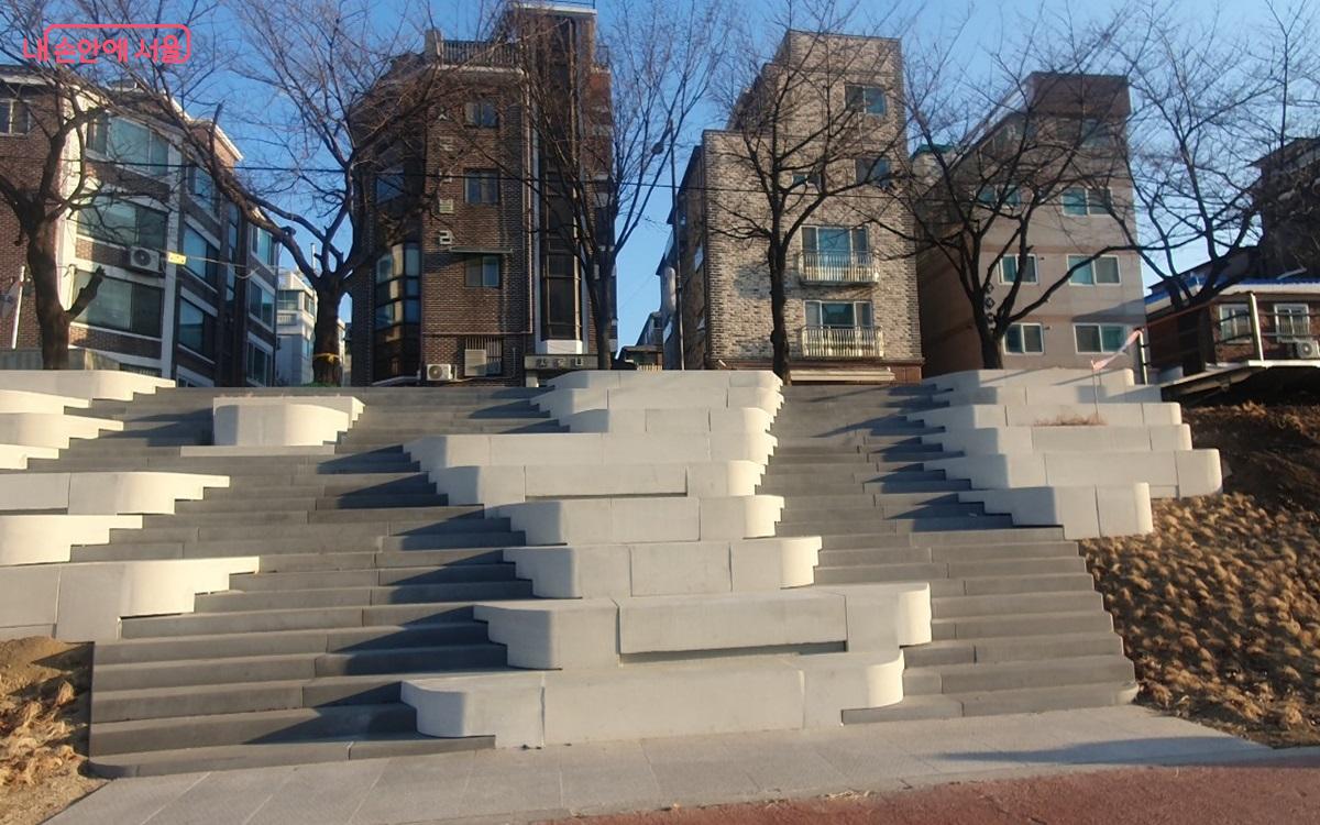 수변을 조망할 수 있는 중앙광장인 불광천 해담는마루 ©엄윤주