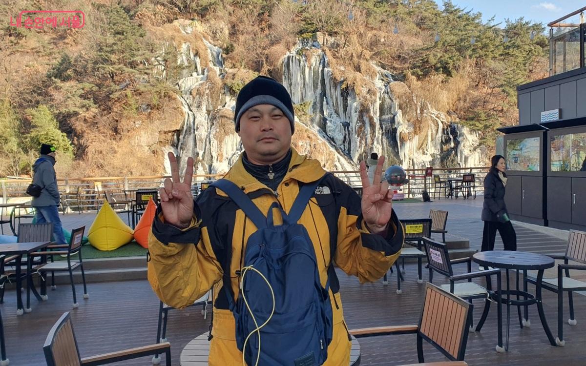 대만 관광객 양웨이져우 씨는 홍제폭포 설경을 사진으로 담으며 잊지 못할 추억이 되었다는 소감을 전했다. ©엄윤주