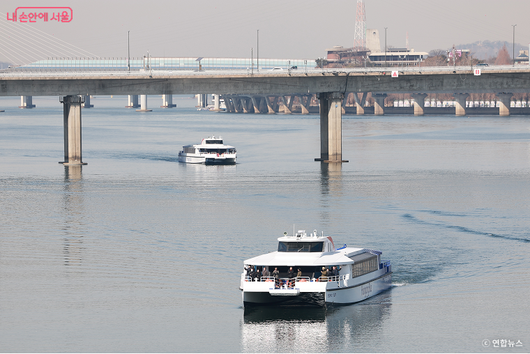 지난 24일 경남 사천시를 출발한 ‘한강버스’ 두 척이 27일 한강에 도착했다.
