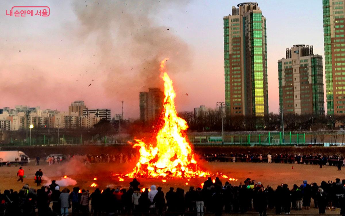 시민들이 건강과 풍요, 평안을 기원하며 달집태우기를 관람하고 있다. &copy;이정민