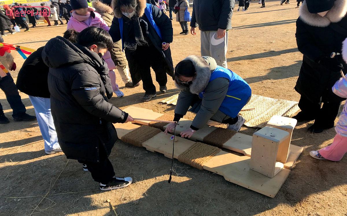 아이들은 <오징어 게임>을 통해 팽이돌리기를 알게 되었다고 말했다. &copy;이정민