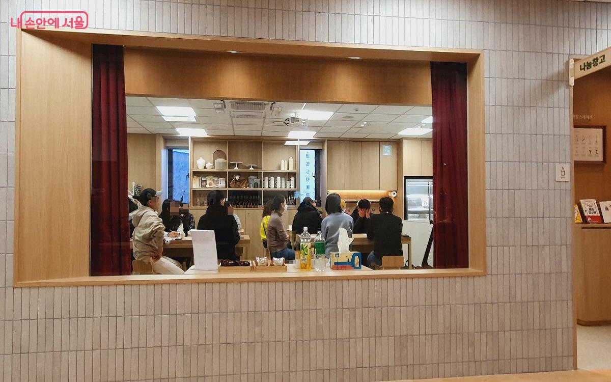 다양한 프로그램과 수업이 진행되는 대그룹 공간 '마을교실' ©엄윤주