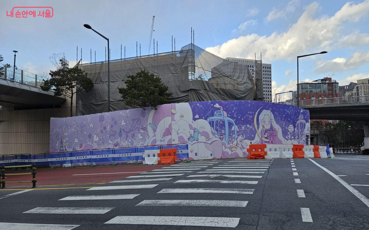 예장공원 하부 도로면과 맞닿아 있는 펜스에는 쿠나 작가의 동화적인 작품이 담겼다. ©이선미