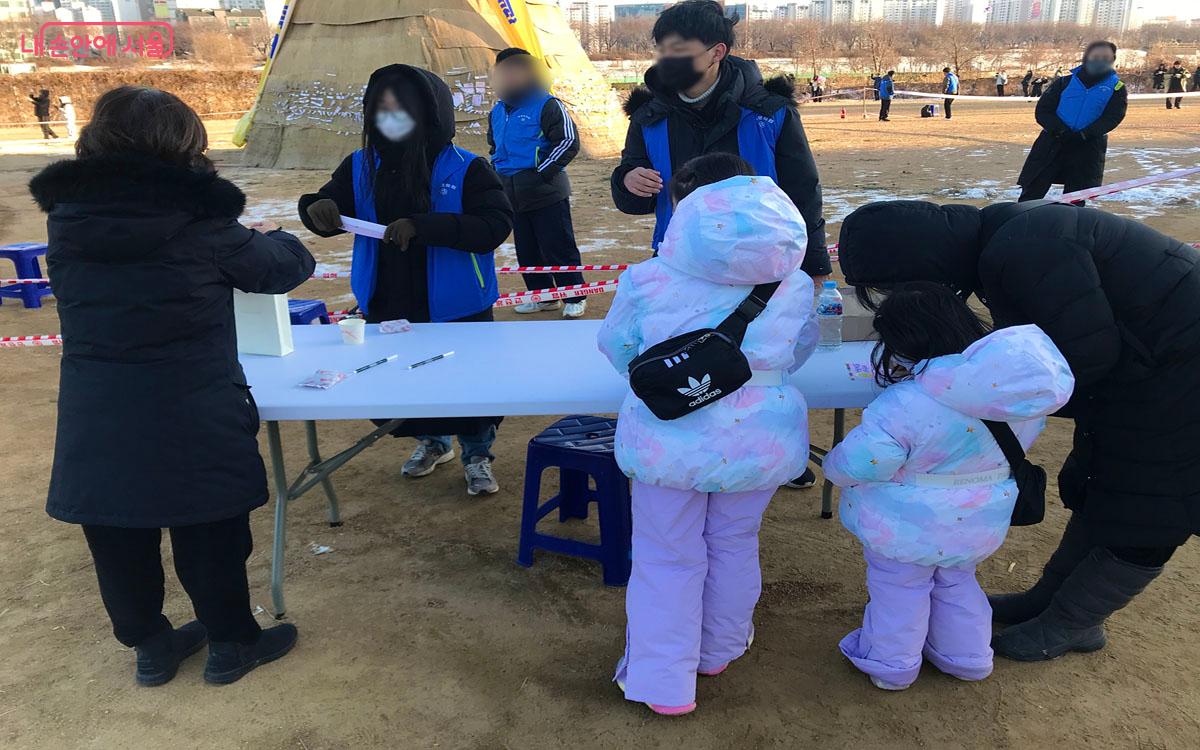 달집에 태울 소원지에 각자 저마다의 소원을 고심해서 적고 있다. &copy;이정민