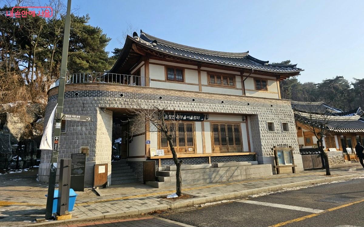잠시 쉬어 갈 수 있는 쉼터 공간, '은평한옥마을어울림터' ©최정윤