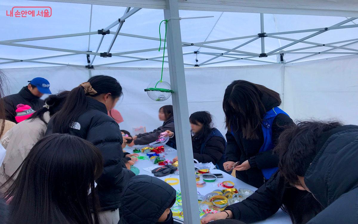 투명 공을 꾸며 나만의 쥐불놀이를 만드는 아이들 &copy;이정민