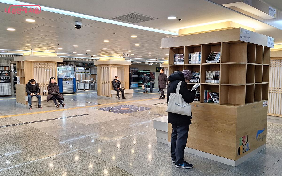 8개의 기둥 옆으로 다양한 분야의 서적들이 비치되어 있다. ©이혜숙