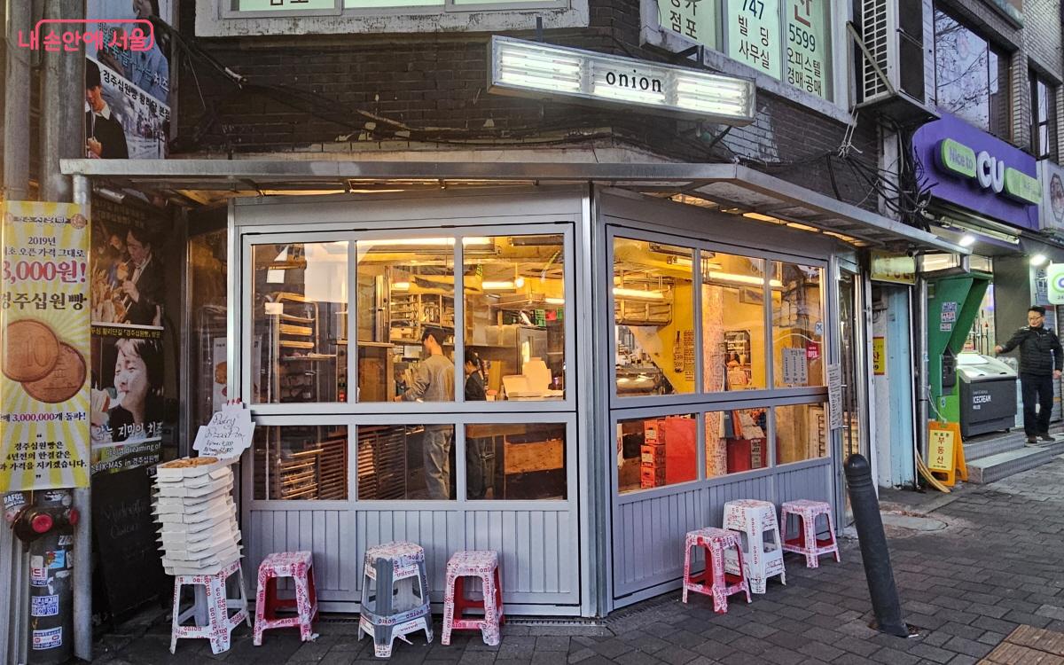의자에 보온재를 얹고 박스테이프로 친친 감아 놓은 의자가 더 시장스러운 ‘카페 어니언’ ©이선미