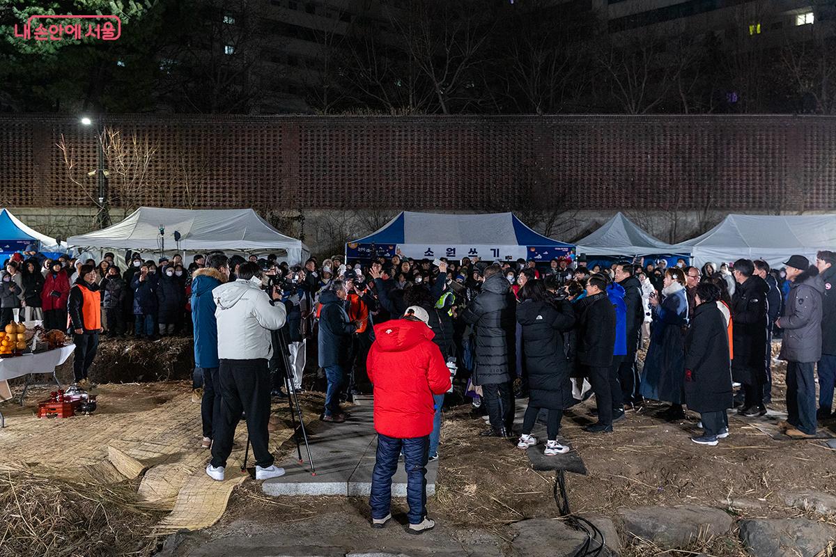 전통놀이와 세시풍속 체험을 진행하고 윷놀이 우승자에게 상금을 수여했다. ©문청야