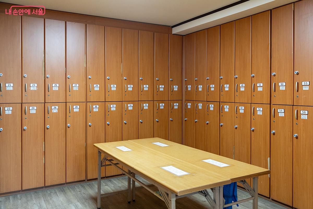 방문객들이 편안하게 이용할 수 있는 안전한 라커룸 ©문청야