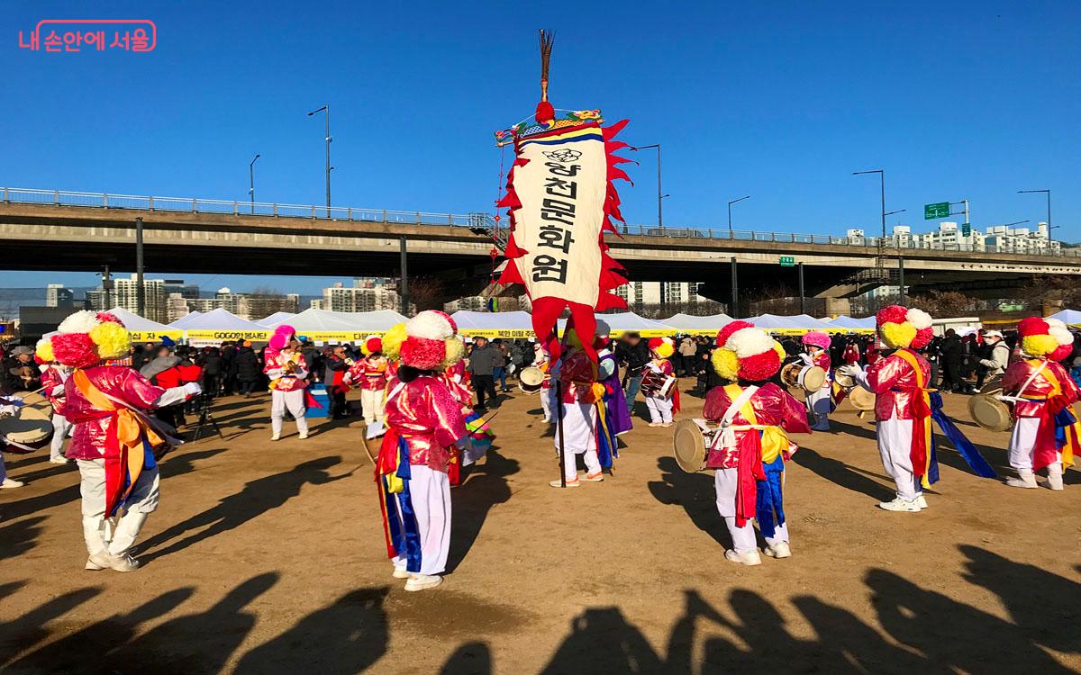 축제의 흥을 돋우는 길놀이로 정월대보름 민속축제의 시작을 알렸다. &copy;이정민