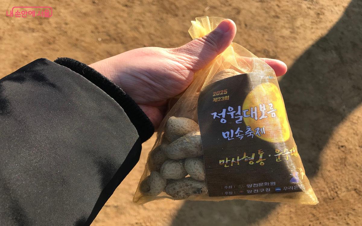 만사형통, 운수대통의 글귀가 담긴 부럼깨기는 부스럼을 예방하고 치아의 건강을 뜻한다. &copy;이정민